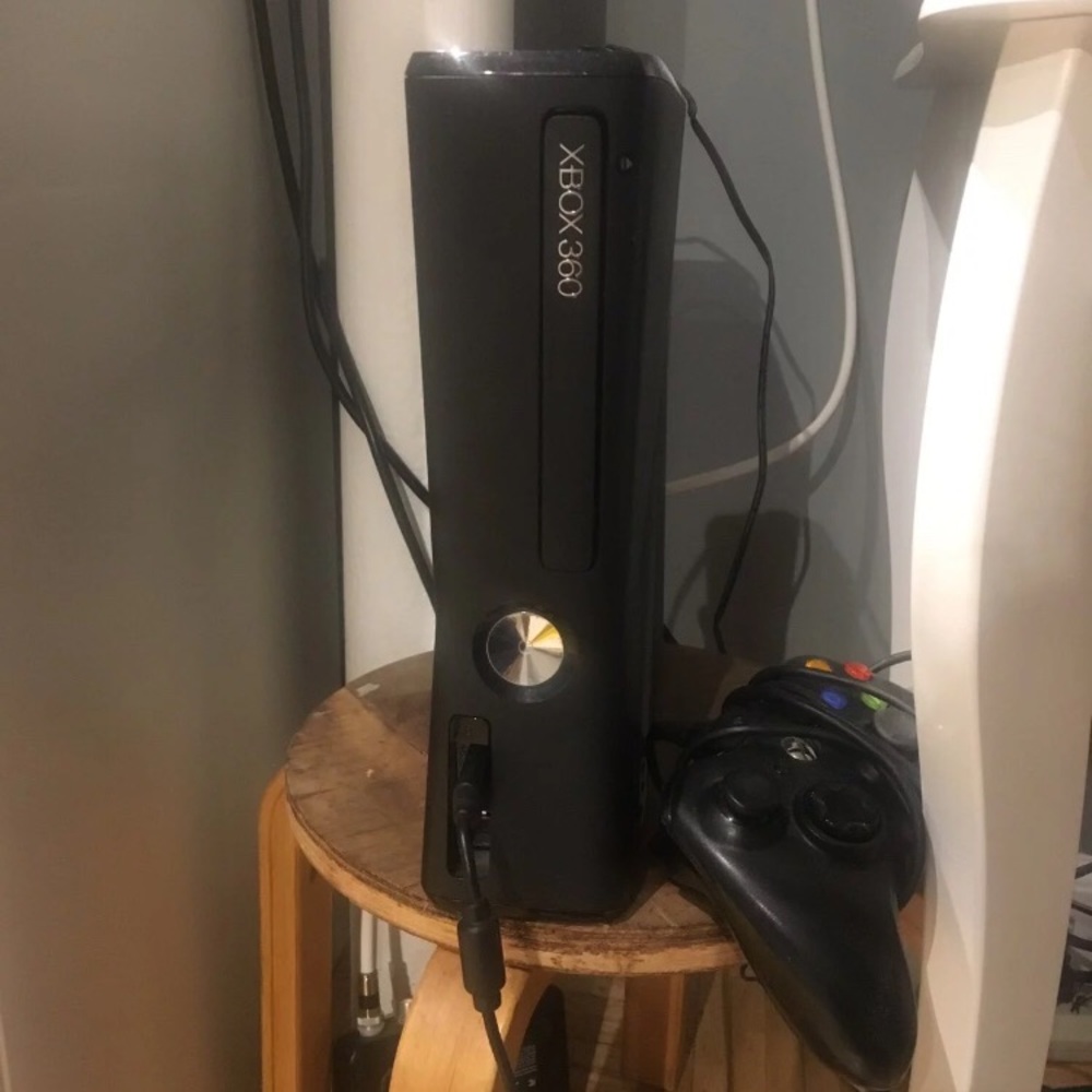 Xbox 360 W/ Kinect, 2 Games And Controller. - image 1